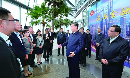 2018年11月6日至7日，中共***總書記、國家主席、***軍委主席習近平在上?？疾?。這是6日上午，習近平在上海中心大廈22層的陸家嘴金融城黨建服務中心，同正在聯(lián)合開展主題黨日活動的企業(yè)黨員親切交談。 新華社記者 謝環(huán)馳/攝