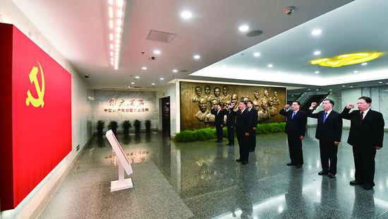 2017年10月31日，中共***總書記、國家主席、***軍委主席習近平帶領中共***政治局常委李克強、栗戰(zhàn)書、汪洋、***、趙樂際、韓正，瞻仰上海中共一大會址和浙江嘉興南湖紅船。這是31日上午，在上海中共一大會址紀念館，習近平帶領其他中共***政治局常委同志一起重溫入黨誓詞。 新華社記者 李濤/攝