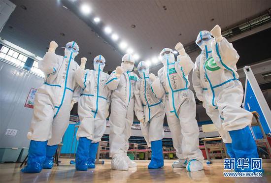 3月10日，武漢武昌方艙醫(yī)院正式休艙，醫(yī)護(hù)人員在送走新冠肺炎治愈患者后合影留念。新華社記者 肖藝九 攝