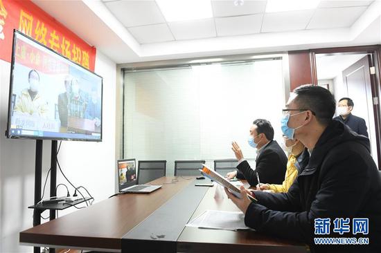  3月11日，在浙江省紹興市上虞區(qū)人社局，上虞區(qū)用人企業(yè)和四川省小金縣務(wù)工人員進(jìn)行網(wǎng)絡(luò)專場招聘。新華社記者 翁忻旸 攝