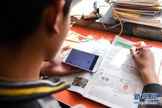  3月10日，內(nèi)蒙古準(zhǔn)格爾旗龍口鎮(zhèn)紅樹梁村的初一學(xué)生劉進(jìn)才在家中上網(wǎng)課。 新華社記者 劉磊 攝