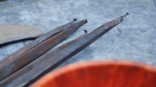 扎西巴珠自制的各種刀頭。新華網(wǎng) 旦增努布攝