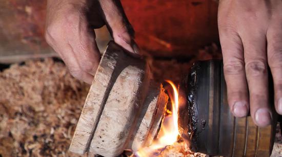 扎西巴珠演示木碗制作工藝。新華網(wǎng) 旦增努布攝